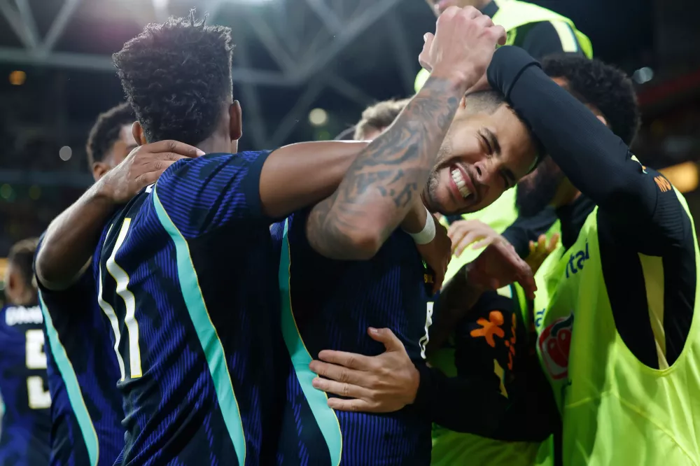 Brasil sofre de novo, mas acorda no 2º tempo e vence Austrália em amistoso