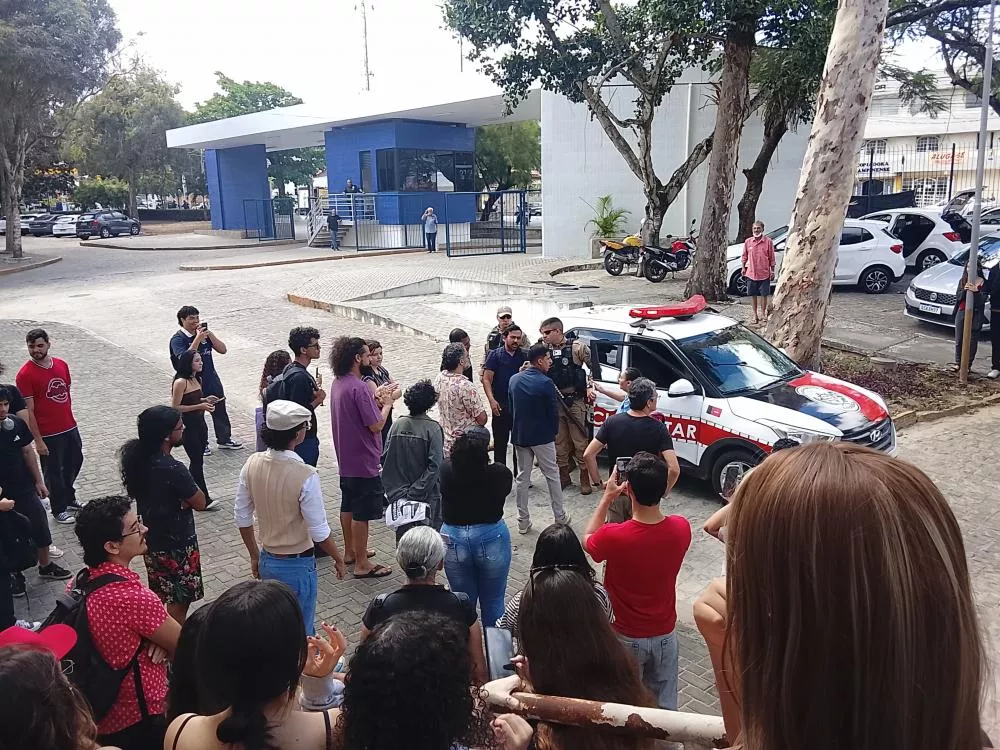 Confusão envolvendo cartazes políticos na UFCG, em Campina Grande, termina com pessoas detidas