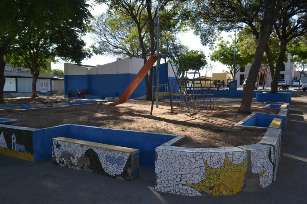 Prefeitura de Patos realiza reparos e pintura em praças públicas