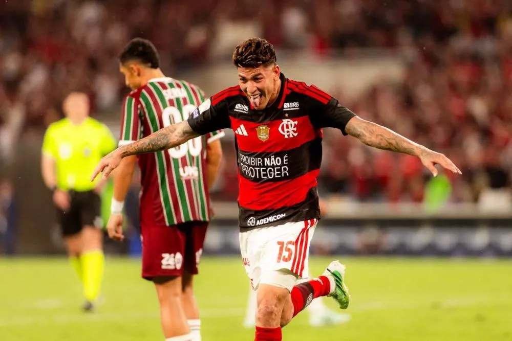 Flamengo vence clássico contra o Fluminense em jogo com polêmicas de arbitragem segue na liderança do Brasileirão mesmo com goleada do Palmeiras