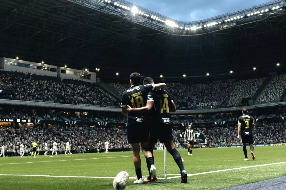 Atlético-MG vira com dois gols nos acréscimos, encerra série invicta do Santos e embala para Sul-Americana
