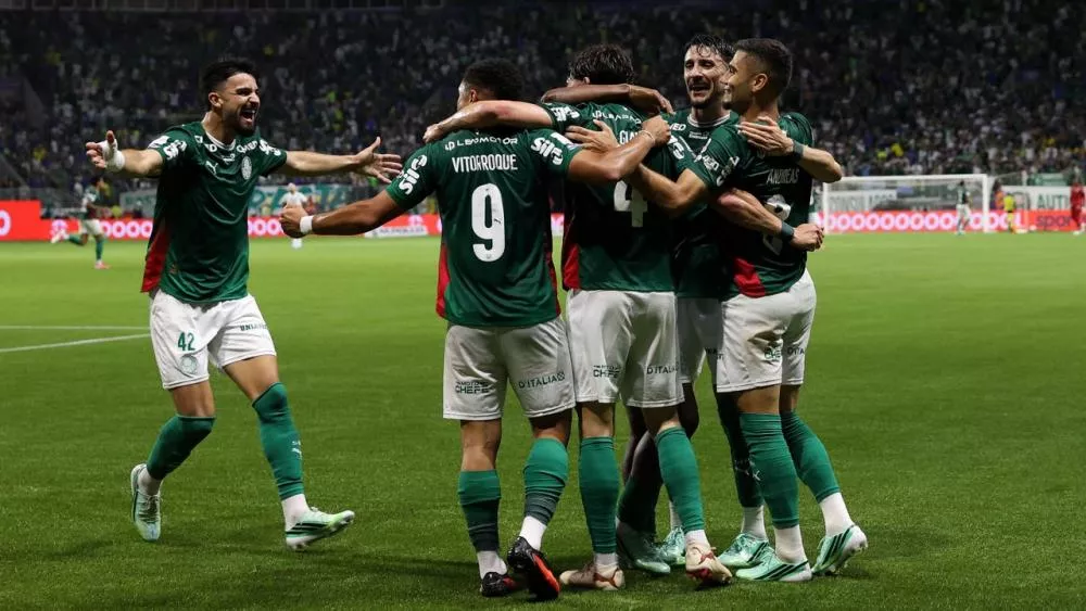 Palmeiras atropela o Corinthians, segue na cola do líder Flamengo e deixa rival ameaçado de rebaixamento
