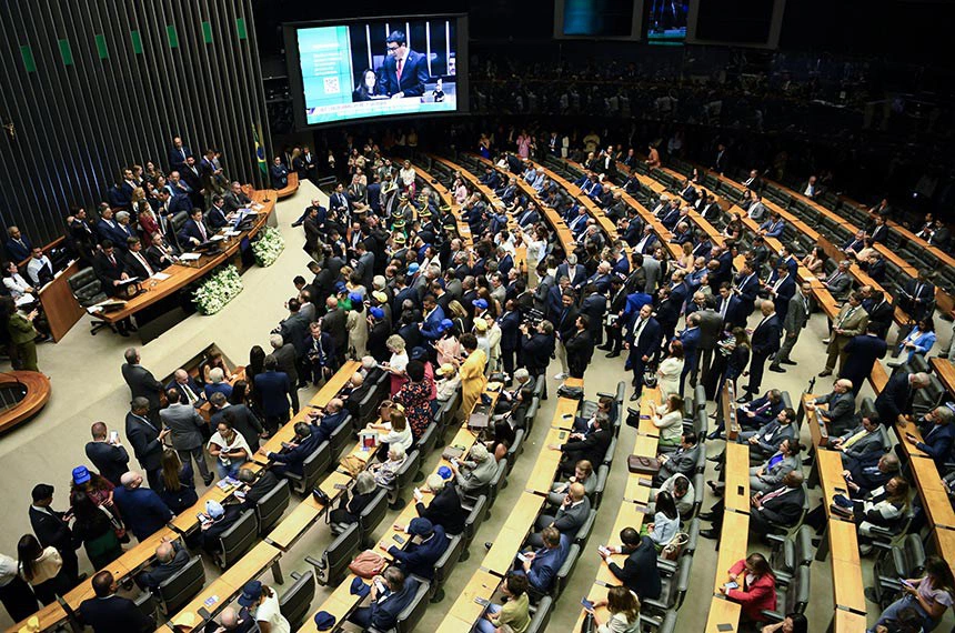 Oposição deve votar a favor da PEC do fim da escala 6x1, revela apuração da CNN