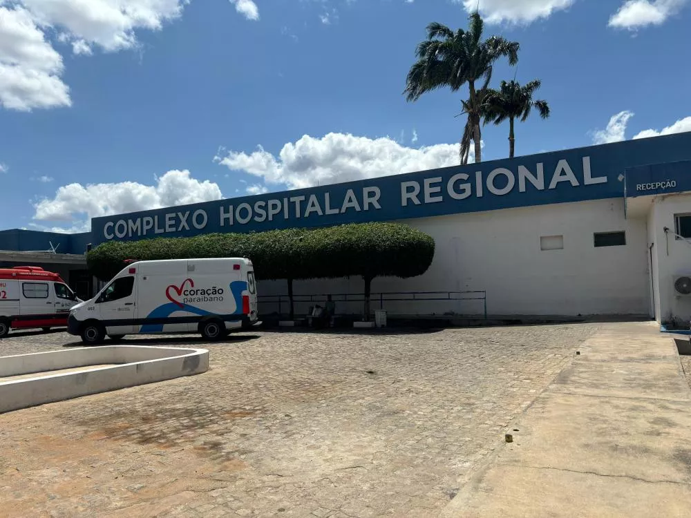 Filha relata dificuldades para conseguir atendimento ao pai durante episódio de agitação e desorientação no Hospital de Patos; unidade emite nota