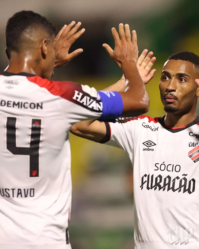 Athletico goleia a Chapecoense e volta ao G3