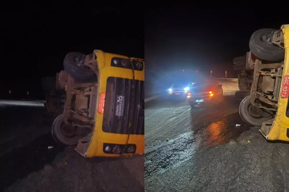 Caminhão carregado de brinquedos tomba na Serra do Teixeira; motorista sai ileso