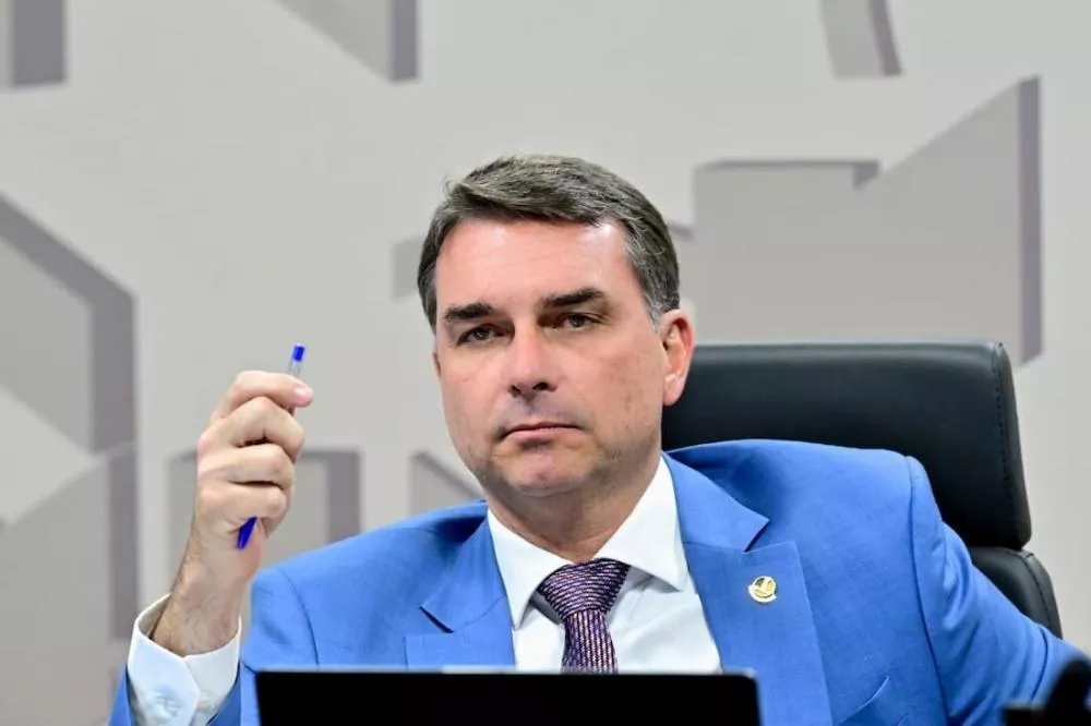 Flávio passa quase 4h sem registrar presença, mas vota pelo fim da 6x1