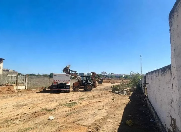 Prefeitura de Patos leva serviços de limpeza a bairros e cemitérios