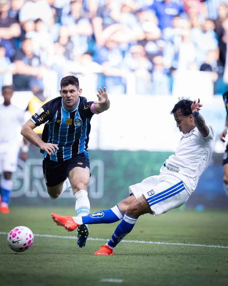 Kaio Jorge anota hat-trick, Cruzeiro vira sobre Grêmio e aumenta crise no time gaúcho