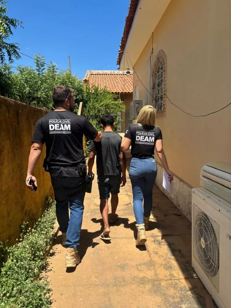 Homem é preso pela Polícia Civil após agredir companheira com machado e socos em Catolé do Rocha; vítima precisou de atendimento médico