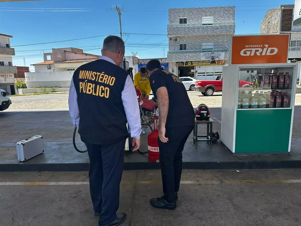 Operação conjunta do MP-Procon interdita farmácia e setores de estabelecimentos, em Itaporanga