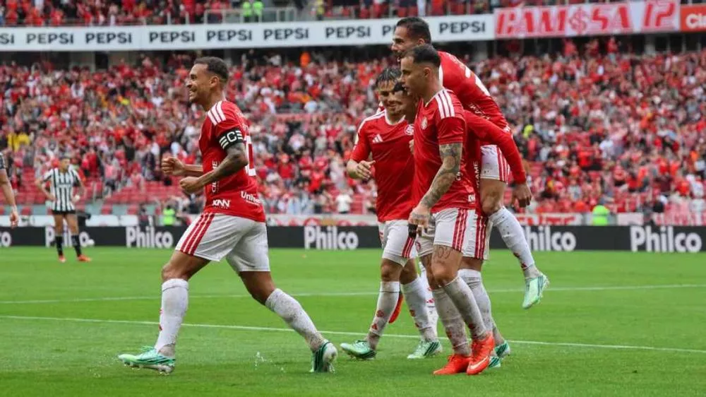 Internacional vence Botafogo e respira fora da zona de rebaixamento do Brasileirão