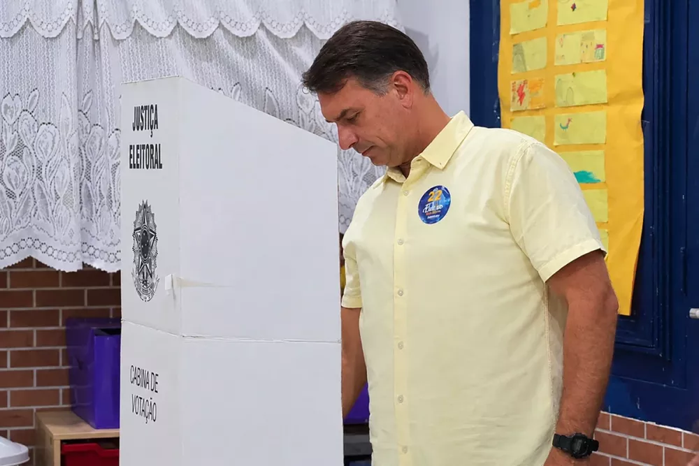 Ao lado da esposa, Flávio Bolsonaro vota no Rio de Janeiro