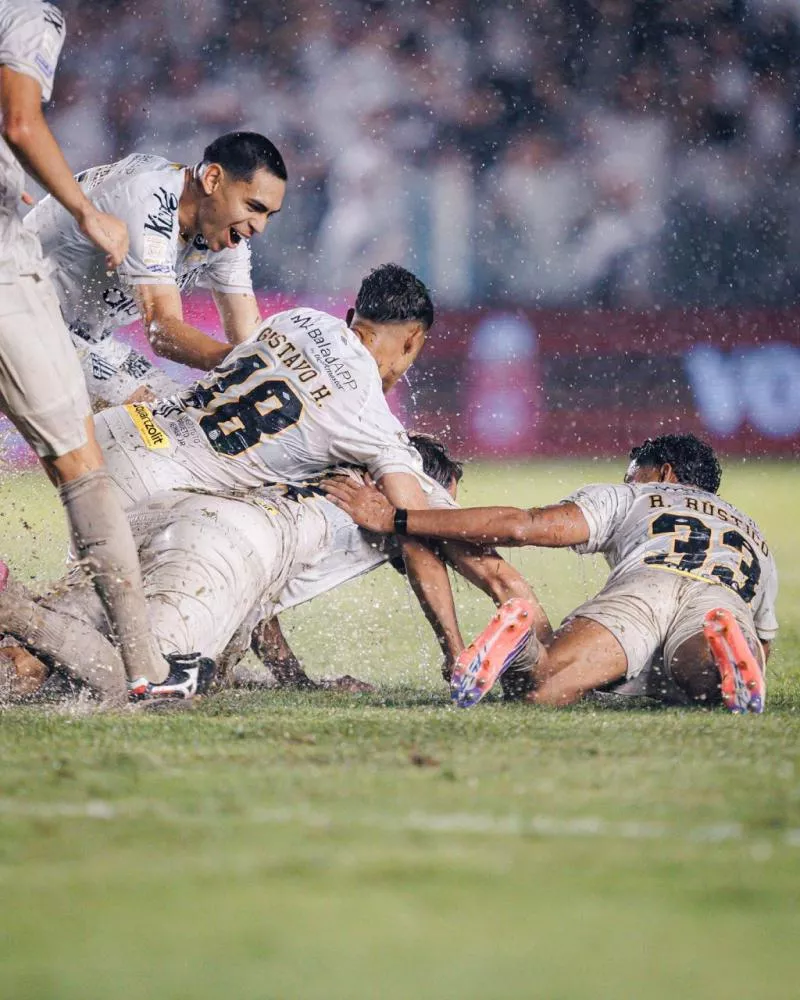 Santos tem Neymar expulso pela Lei Vini Jr, mas busca empate 'heroico' com Bahia debaixo de temporal na Vila