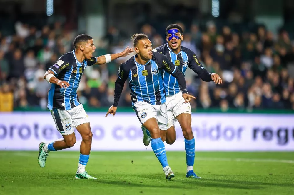 Grêmio bate o Coritiba, vence a primeira com Renato Gaúcho e ultrapassa o Corinthians na tabela do Brasileirão