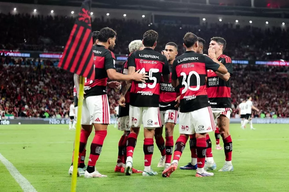 Sob protestos da torcida, Flamengo marca no fim, vence Atlético-MG e retoma a liderança do Brasileirão