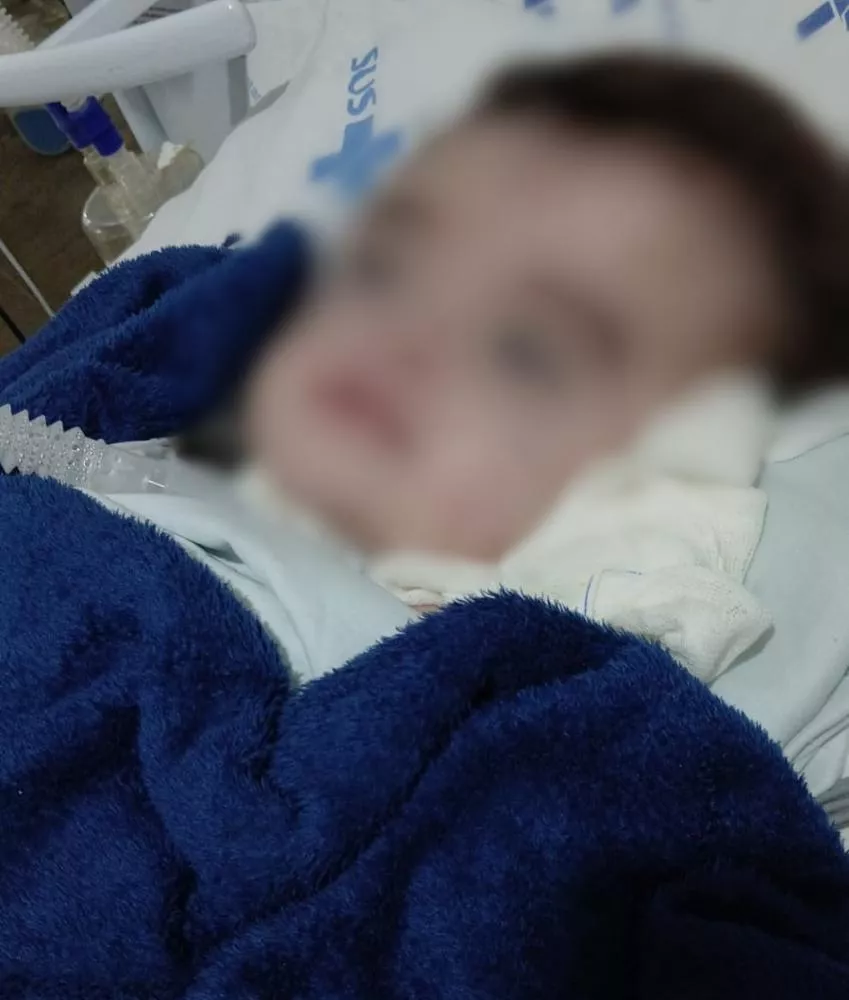 Família de bebê com hidrocefalia busca avaliação especializada em neurocirurgia