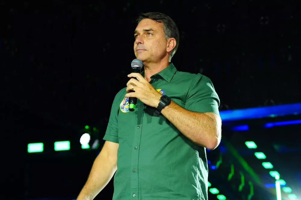 Flávio Bolsonaro publica carta, retira trecho em que se declarava “presidente eleito” e passa a se apresentar como “líder do Brasil”