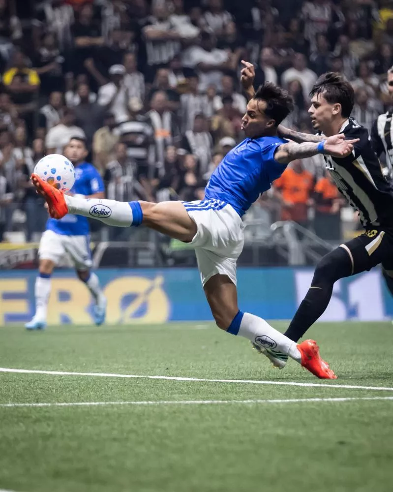 Cruzeiro vence Atlético-MG na Arena MRV e se aproxima da classificação à Libertadores