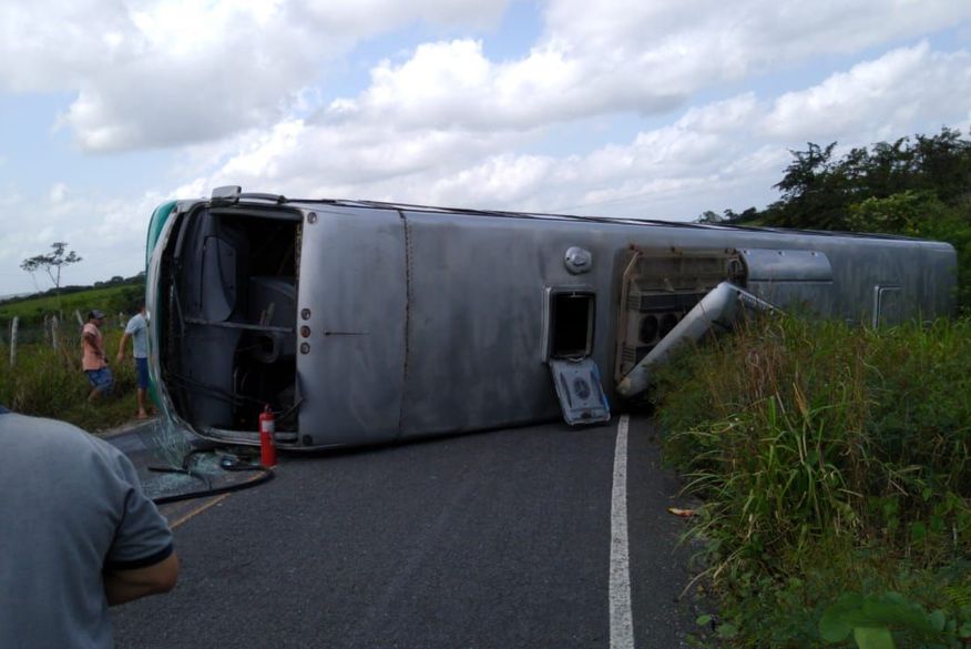 Ônibus capota após motorista perder controle do veículo em rodovia da Paraíba