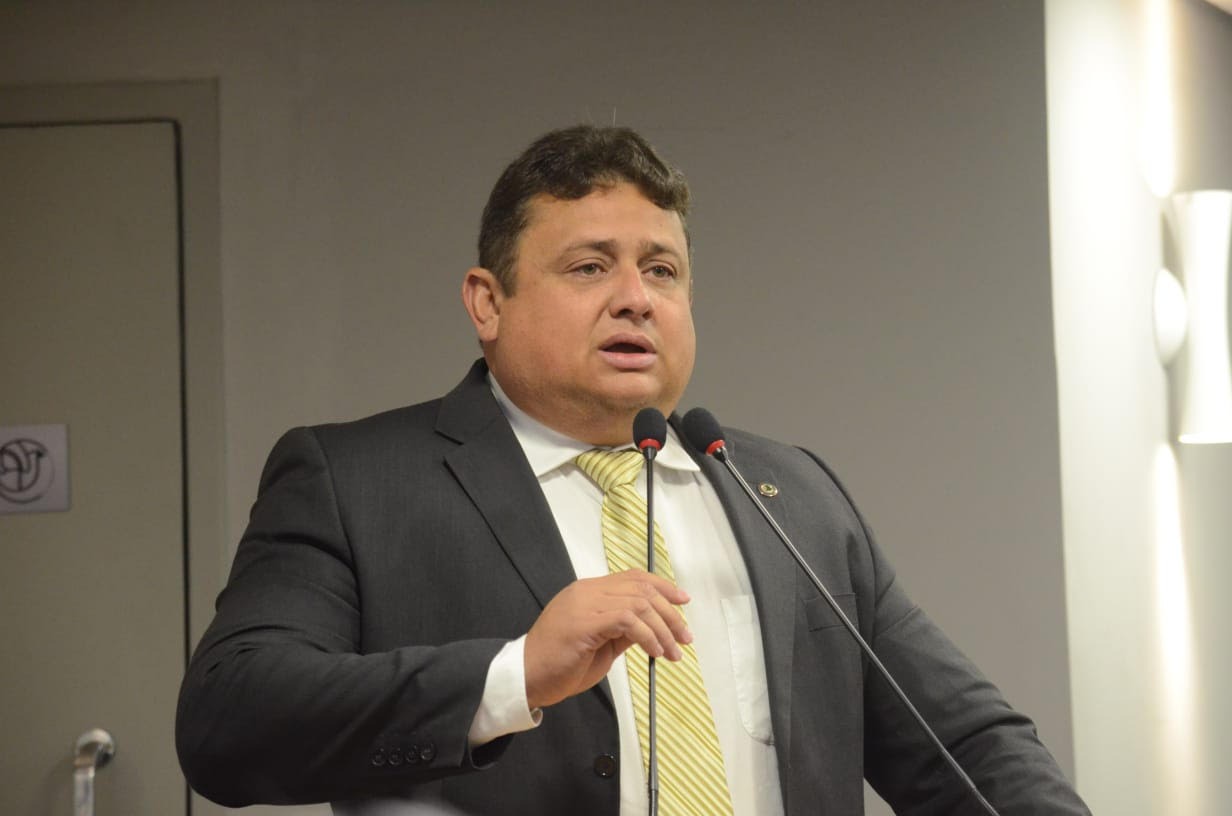 Deputado Walber Virgolino questiona reforma administrativa pretendida por Adriano Galdino. Ouça: