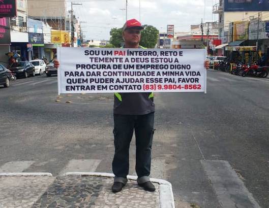 Patoense expõe faixa pedindo emprego no Centro de Patos. Ouça: