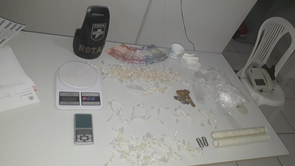 Após denúncia ROTAM age rápido, apreendendo entorpecente e material ilícito na Rua do Meio em Patos