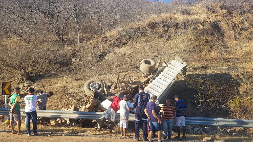 Caminhão com pedras tomba e mata cinco pessoas
