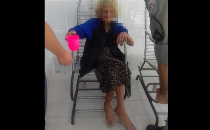 No Sertão: Descalça, com fome e jogada nas calçadas, mulher de 94 anos é resgatada