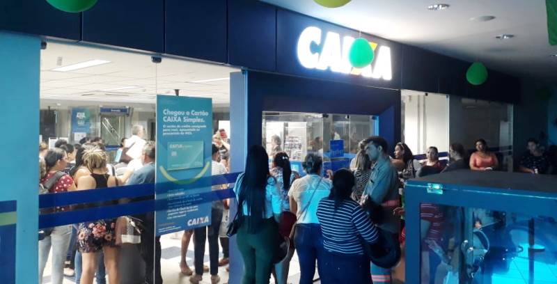 Em Patos, justiça determina atender 30 por dia, mas centenas de trabalhadores da Maternidade e do Hospital comparecem a Caixa Econômica e enfrentam problemas