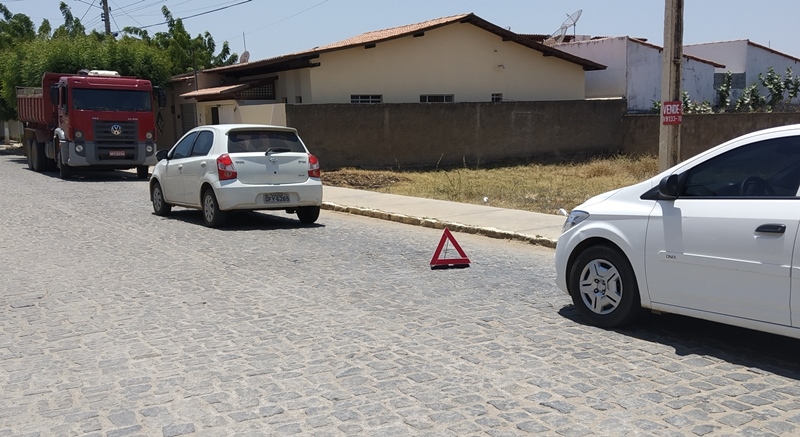 Pedras soltas em calçamento deixa professora com carro quebrado e provoca transtorno na cidade de Patos