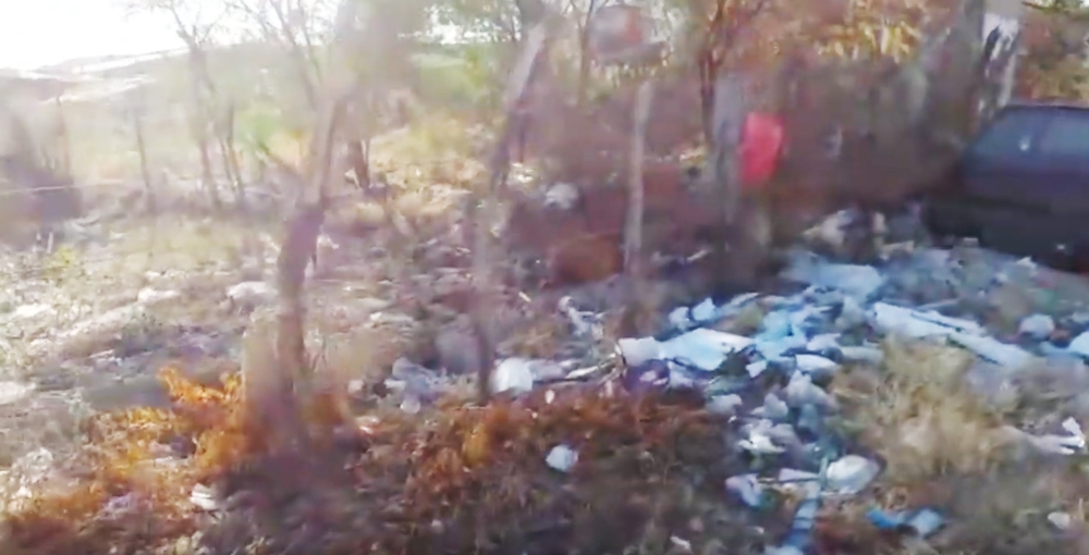 Morador faz vídeo mostrando lixo em via pública e pede providência da Prefeitura de Patos. Veja