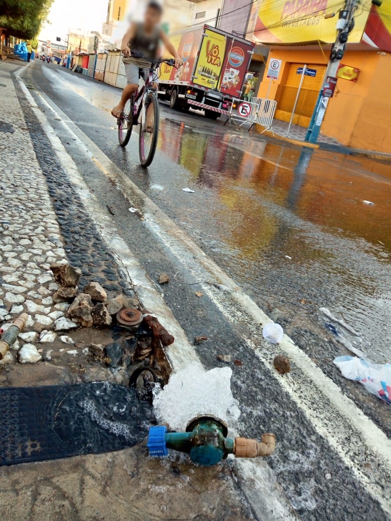 Desperdício: Registro danificado provoca derramamento de água em pleno centro de Patos na manhã deste sábado (14)