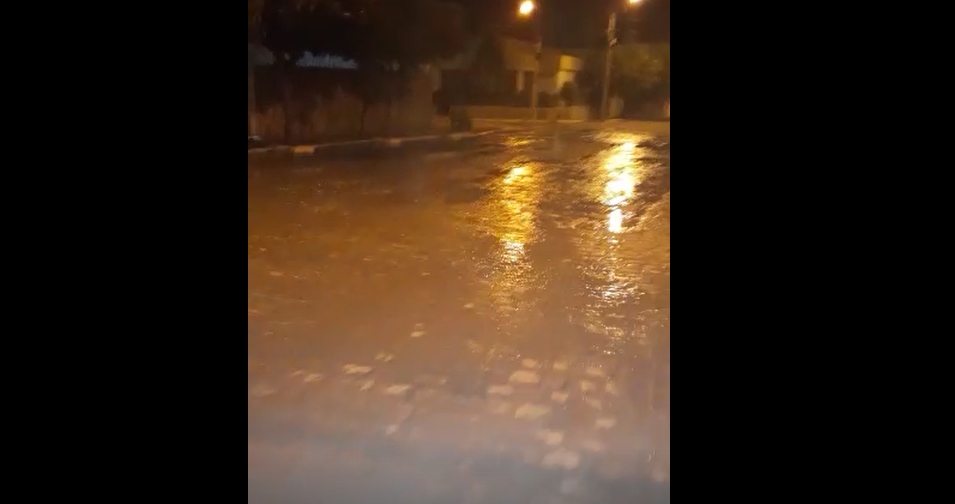 Internauta filma e denuncia grande desperdício d’água próximo ao Terreiro do Forró em Patos. Veja