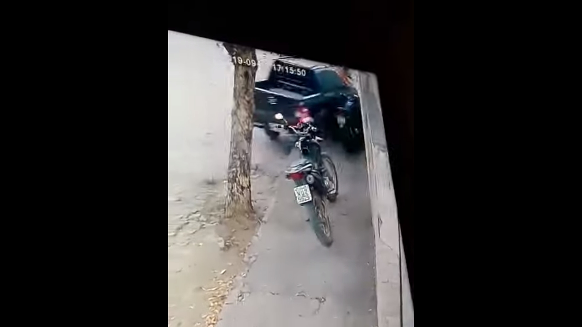 Câmera flagra carro desgovernado que subiu a calçada e atingiu um homem e duas crianças em Cajazeiras