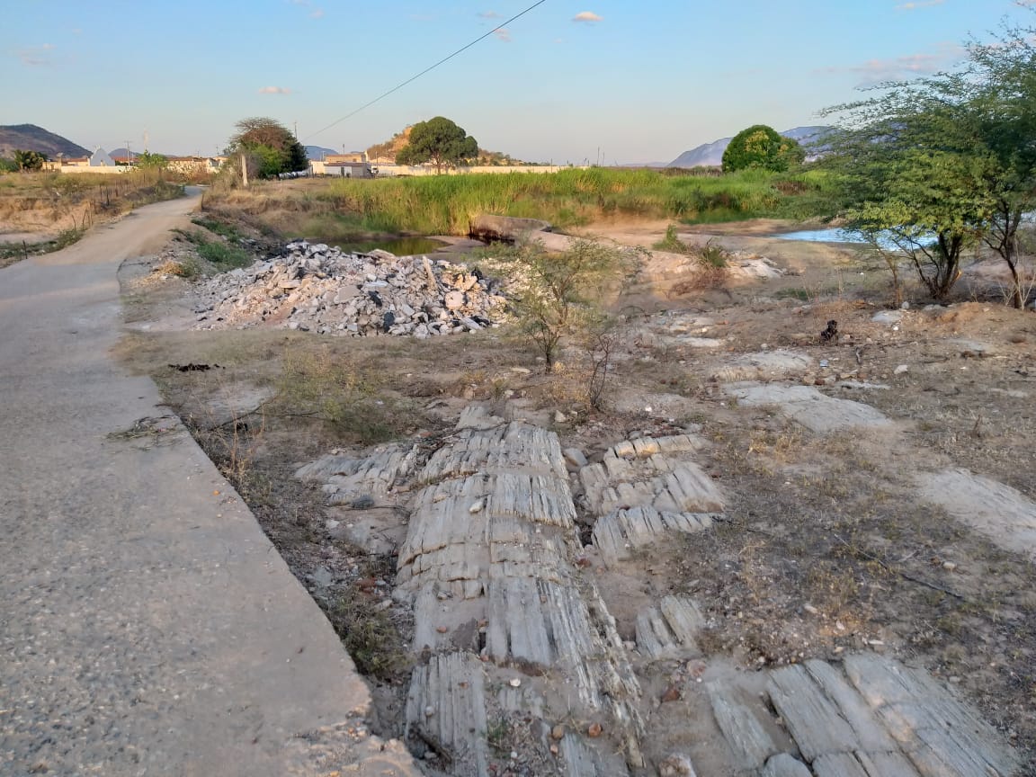 Cidadão denuncia descarte irregular de resto de construção em leito do Rio Espinharas