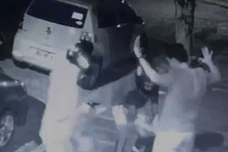 Bandidos abordam família na porta de casa e levam seu veículo. VEJA O VÍDEO