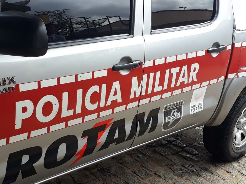 Bandidos arrombam residência e agride moradores na madrugada desta terça (17), em Catolé do Rocha