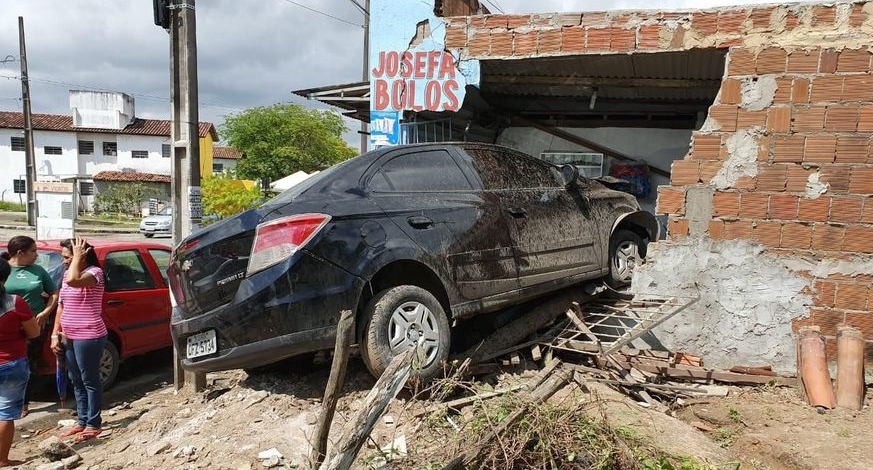 Na PB: Mais um veículo desgovernado invade imóvel