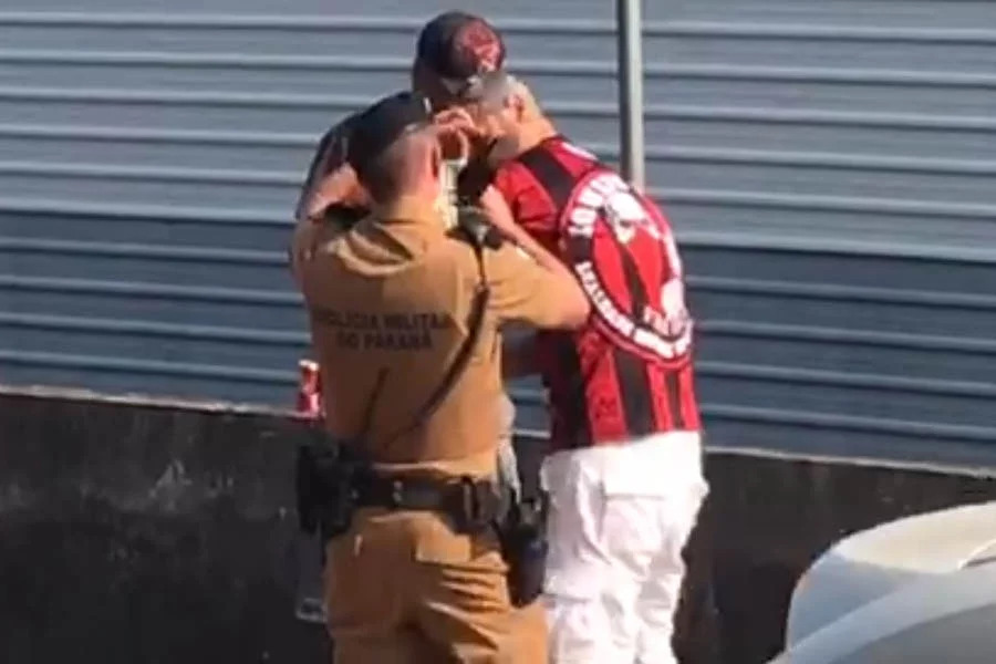 Torcedor do Athletico-PR tem mão mutilada após soltar rojão