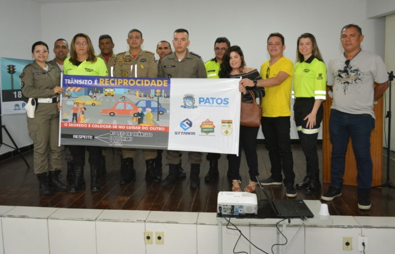 Representantes de órgãos participam de evento que marca abertura da Semana Nacional de Trânsito, em Patos