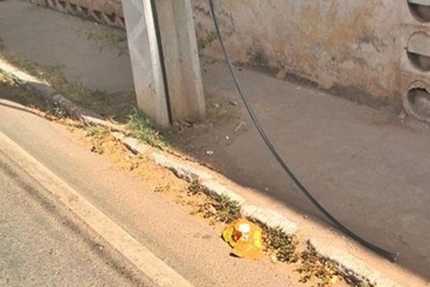 Ladrão tenta roubar fios de rede telefônica, cai do poste e fratura o tornozelo