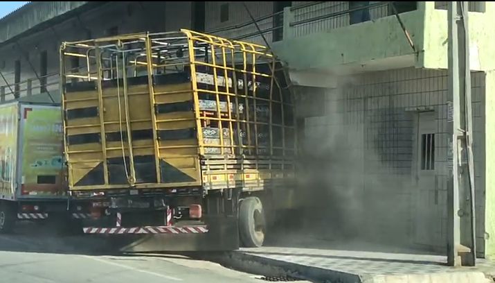 Caminhão apresenta invade pousada na cidade de Sousa. Veja vídeo