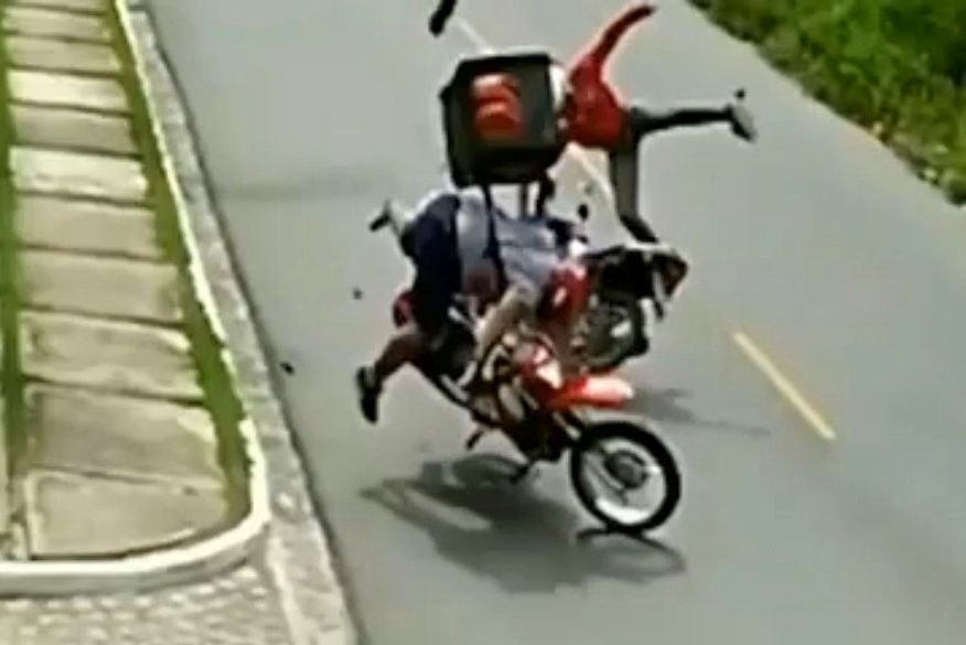 Na PB: Câmeras de segurança flagram momento em que motociclistas voam após colisão
