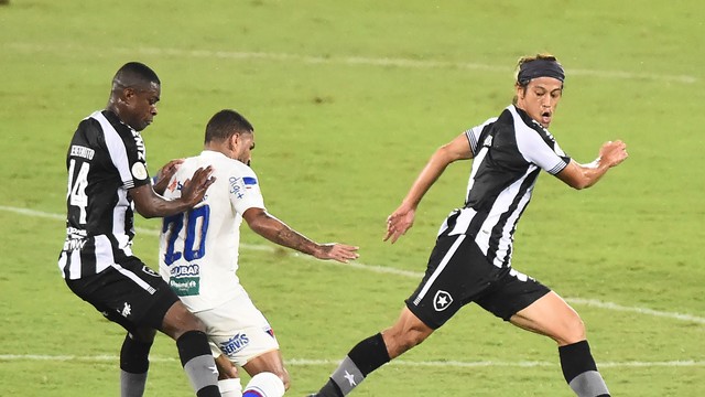 Fortaleza vence no Nilton Santos, respira, e empurra o Botafogo para a penúltima posição no Brasileiro