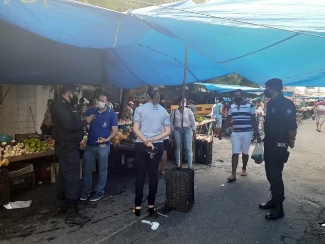 Ação preventiva e de conscientização é realizada no mercado público de Patos