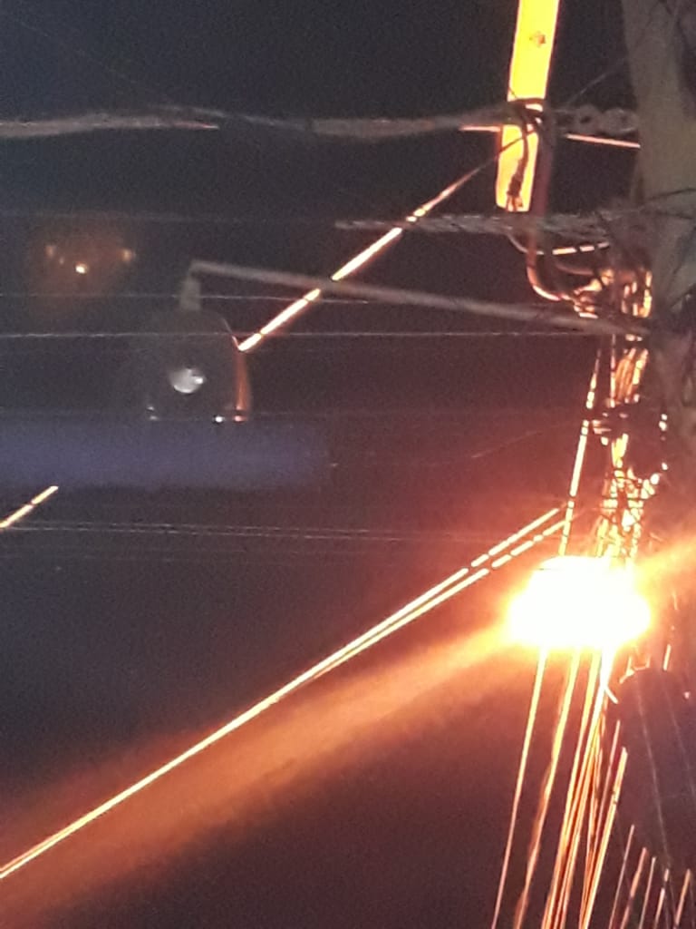 Moradores do Novo Horizonte cobram solução em luminária que ameaça cair