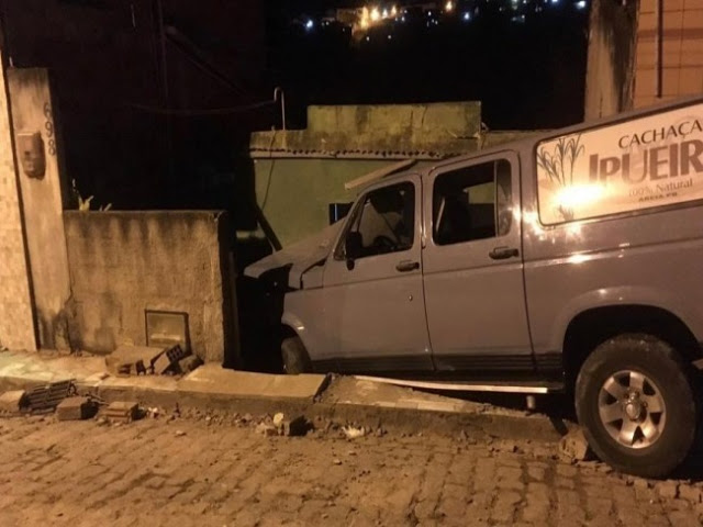Criança morre e pais ficam feridos após motorista em Van invadir casa