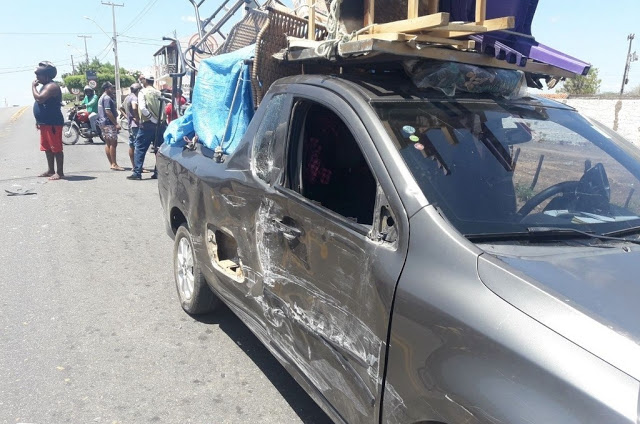 Carro e carreta colidem na BR-405 em Uiraúna
