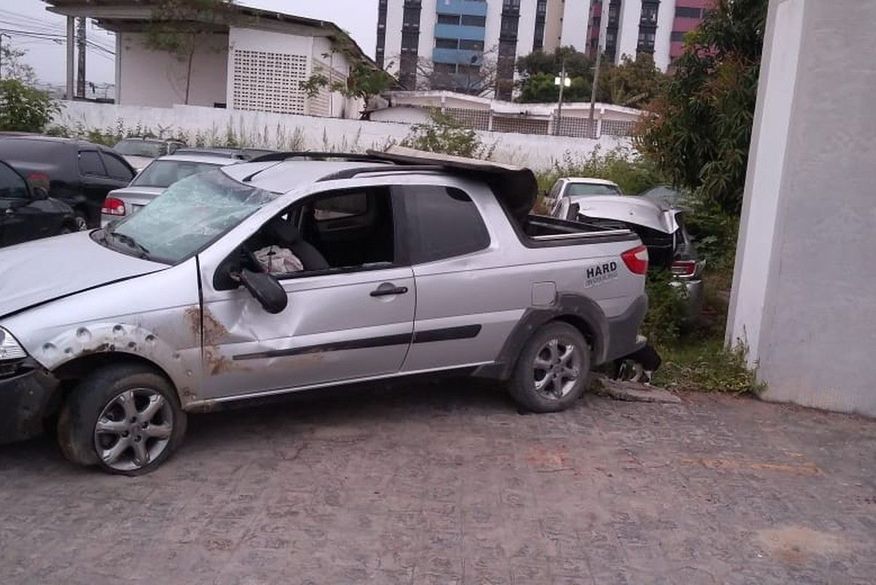Acusados de invadir casa e fazer família refém são presos após bater carro na fuga